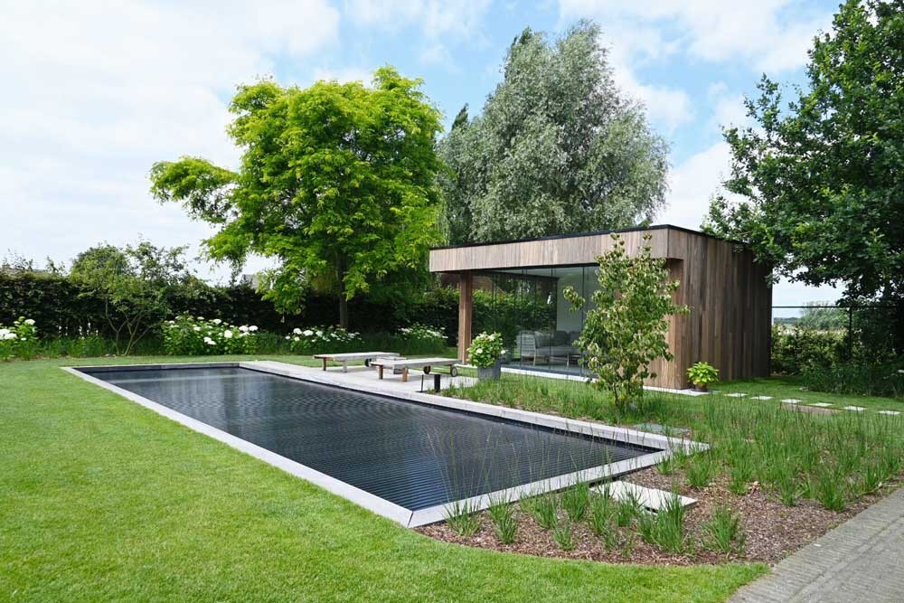 Biotop Living Pool met modern terras en poolhouse in een stijlvolle tuin