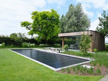 Biotop Living Pool met modern terras en poolhouse in een stijlvolle tuin