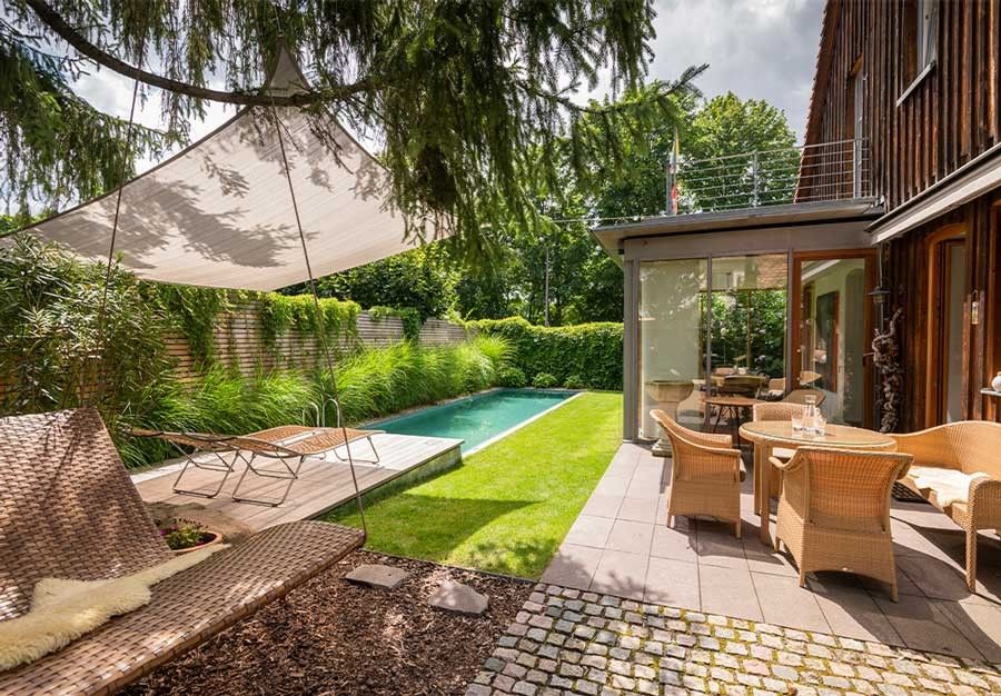 Deze Living Pool past perfect bij de buitenruimte en de kleine tuin