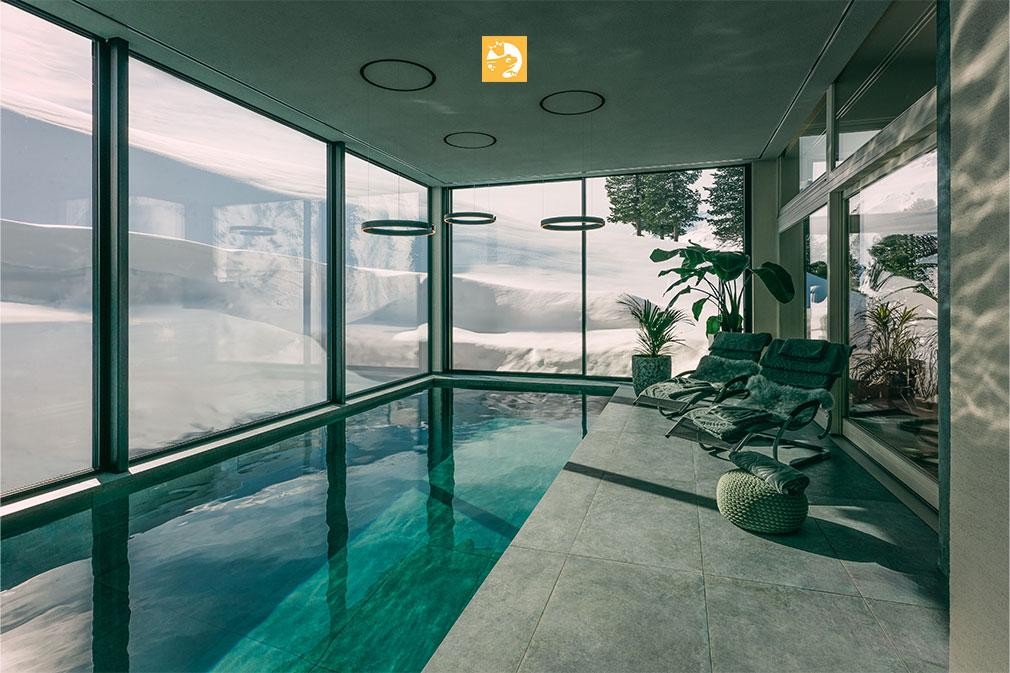 Indoor Living Pool met bergzicht en ligstoelen in wellnessruimte