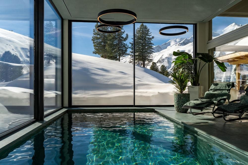 Living Pool binnen met panoramisch uitzicht op besneeuwde bergen