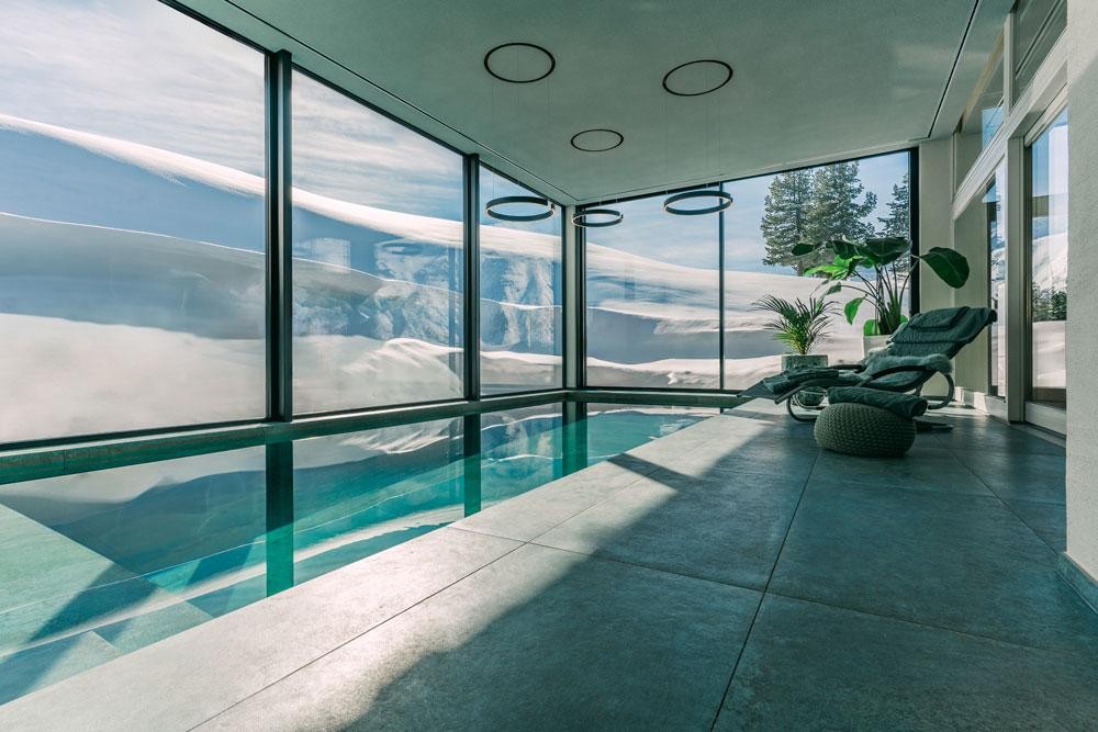 Lichte Indoor Living Pool met glazen pui en besneeuwd landschap