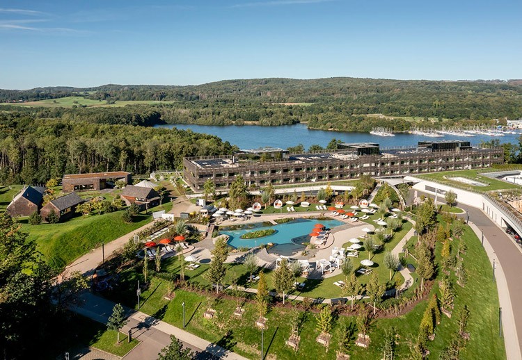 Het hotelcomplex met het natuurlijke zwembad in het prachtige landschap