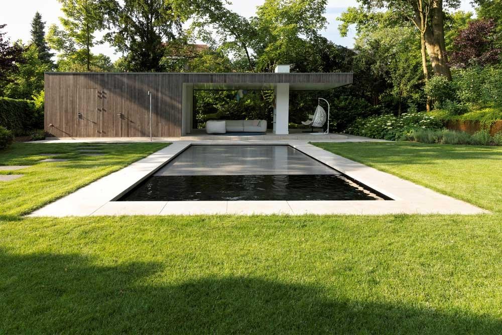 Moderne natuurpool met poolhouse en groene tuin