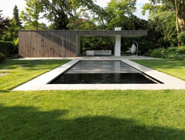 Moderne natuurpool met poolhouse en groene tuin