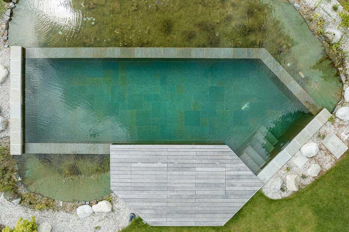 Het Biotop natuurzwembad met wit houten terras