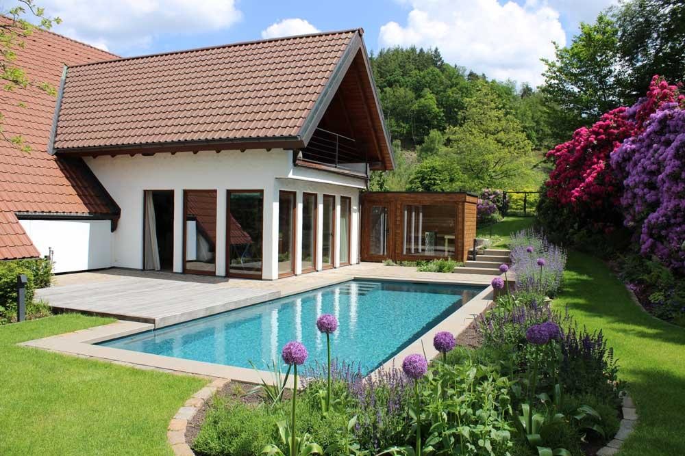Natuurpool met rododendrons en bloeiende tuin