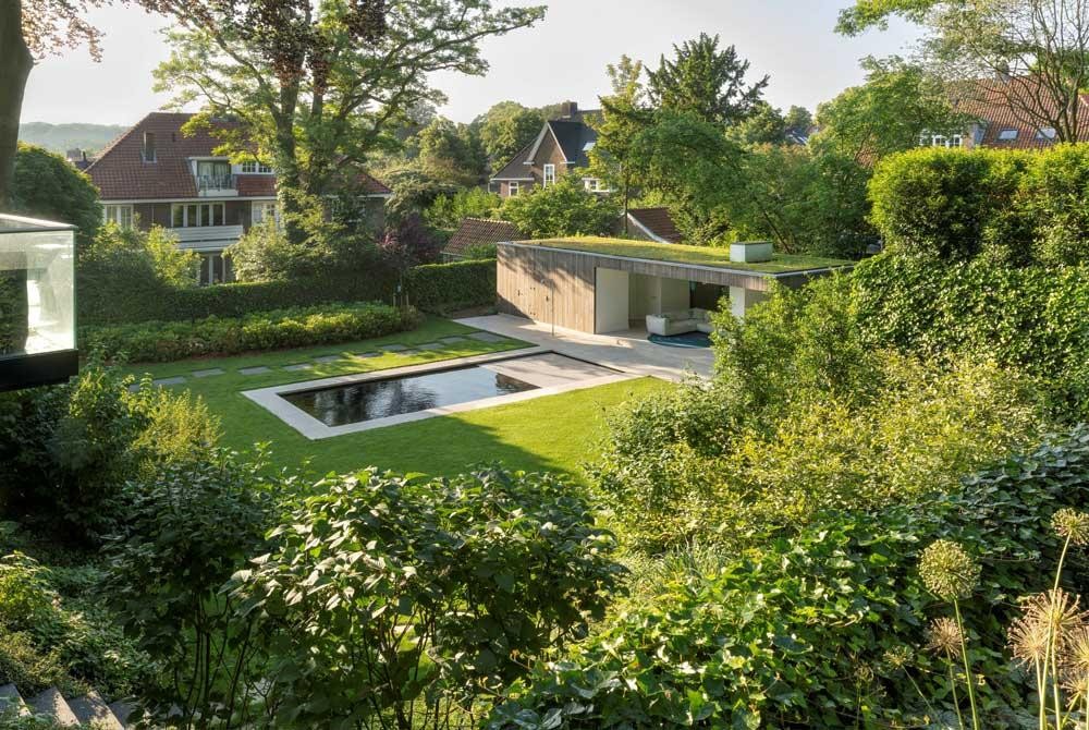 Natuurpool in ruime tuin met poolhouse en groendak
