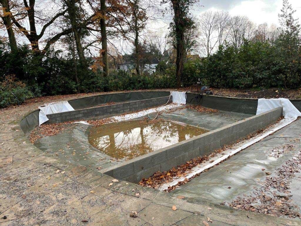 Oud zwembad tijdens de renovatie