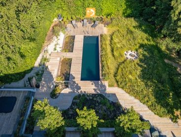 Winner Design Award 2023 Natuurlijk zwembad met plantenzone vanuit vogelperspectief