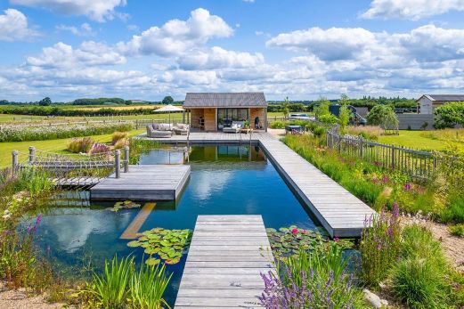 De Swimming Pond in Engeland met bloeiende waterlelies