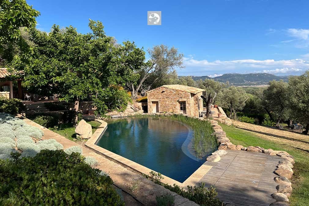 Zwemvijver stenen huisje zicht